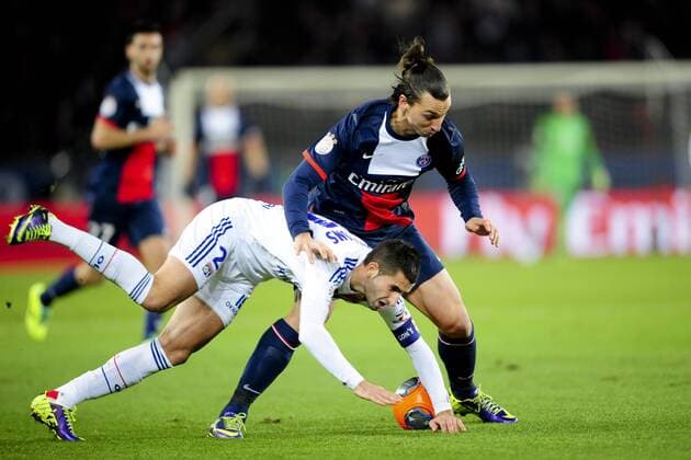 Zlatan Ibrahimovic (PSG) VS Maxime Gonalons (OL) FOOTBALL : PSG vs OL - L1 - 01 12 2012 JBAutissier Panoramic 