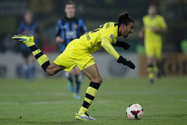 03.12.2013, Ludwigparkstadion, Saarbrücken, GER, DFB-Pokal, FC Saarbrücken vs Borussia Dortmund, Saarbrücken, im Bild Pierre-Emerick Aubameyang (BVB Borussia Dortmund - 17) fällt nach einem Foul - kurios