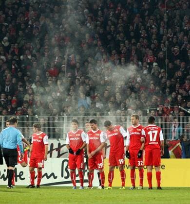 03.12.2013, Stadion an der Wuhlheide, Berlin, GER, DFB-Pokal, 1.FC Union Berlin , im Bild Union-Mauer mit viel Dampf