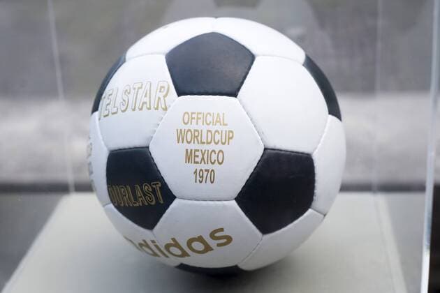 Ausstellung der FIFA WM-Bälle - Adidas Telstar - offizieller Spielball der WM 1970 in Mexiko - Parque Lage Rio de Janeiro. RIO DE JANEIRO RJ, Brasil 03 12 2013. ( x(11)xCelsoxPupox xFotoarenax 