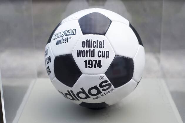 Ausstellung der FIFA WM-Bälle - Adidas Telstar durlast - offizieller Spielball der WM 1974 in Deutschland - Parque Lage Rio de Janeiro. RIO DE JANEIRO RJ, Brasil 03 12 2013. ( x(11)xCelsoxPupox xFotoarenax 