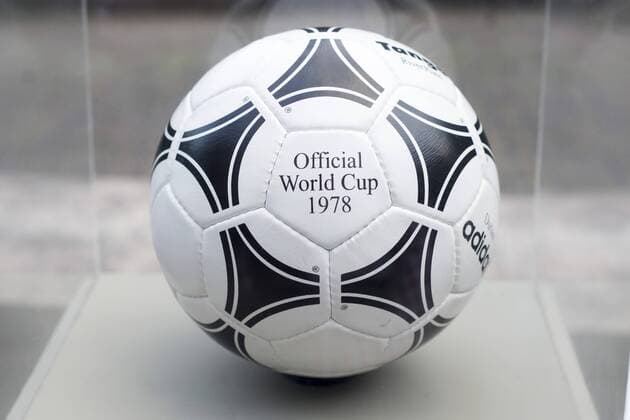 Ausstellung der FIFA WM-Bälle - Adidas Tango River Plate - offizieller Spielball der WM 1978 in Argentinien - Parque Lage Rio de Janeiro. RIO DE JANEIRO RJ, Brasil 03 12 2013. ( x(11)xCelsoxPupox xFotoarenax 