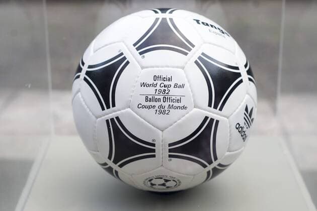 Ausstellung der FIFA WM-Bälle - Adidas Tango Espana - offizieller Spielball der WM 1982 in Spanien - Parque Lage Rio de Janeiro. RIO DE JANEIRO RJ, Brasil 03 12 2013. ( x(11)xCelsoxPupox xFotoarenax 