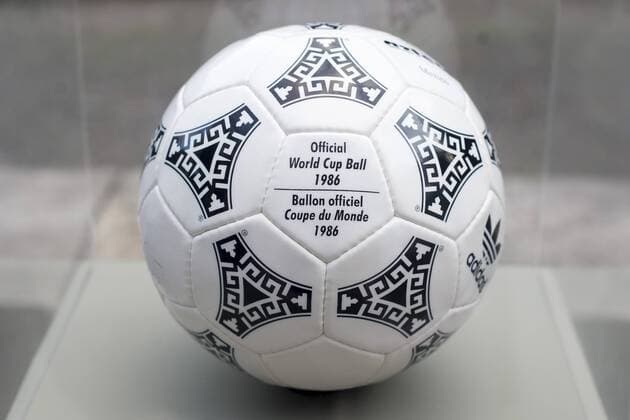 Ausstellung der FIFA WM-Bälle - Adidas Azteca Mexico - offizieller Spielball der WM 1986 in Mexiko - Parque Lage Rio de Janeiro. RIO DE JANEIRO RJ, Brasil 03 12 2013. ( x(11)xCelsoxPupox xFotoarenax 