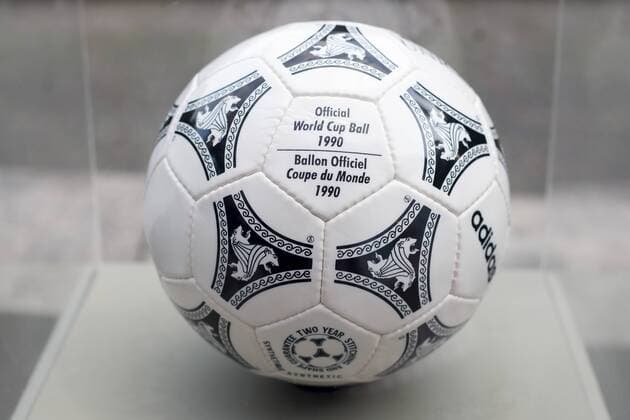 Ausstellung der FIFA WM-Bälle - Adidas Etrusco Unico - offizieller Spielball der WM 1990 in Italien - Parque Lage Rio de Janeiro. RIO DE JANEIRO RJ, Brasil 03 12 2013. ( x(11)xCelsoxPupox xFotoarenax 