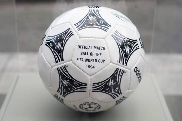 Ausstellung der FIFA WM-Bälle - Adidas Questra - offizieller Spielball der WM 1994 in den USA - Parque Lage Rio de Janeiro. RIO DE JANEIRO RJ, Brasil 03 12 2013. ( x(11)xCelsoxPupox xFotoarenax 