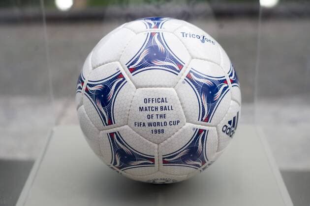 Ausstellung der FIFA WM-Bälle - Adidas Tricolore - offizieller Spielball der WM 1998 in Frankreich - Parque Lage Rio de Janeiro. RIO DE JANEIRO RJ, Brasil 03 12 2013. ( x(11)xCelsoxPupox xFotoarenax 