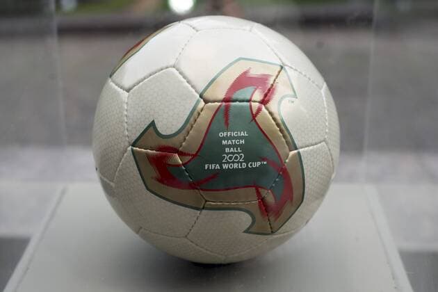 Ausstellung der FIFA WM-Bälle - Adidas Fevernova - offizieller Spielball der WM 2002 in Südkorea und Japan - Parque Lage Rio de Janeiro. RIO DE JANEIRO RJ, Brasil 03 12 2013. ( x(11)xCelsoxPupox xFotoarenax 