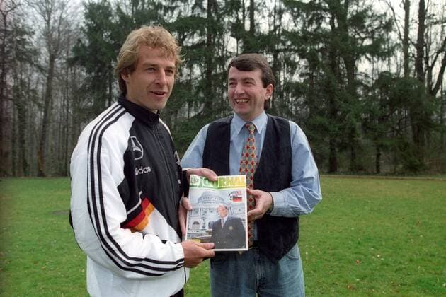 Deutsche Nationalmannschaft in Stuttgart: Jürgen Klinsmann (li.) und DFB-Pressesprecher Jürgen Niersbach mit einem DFB-Journal