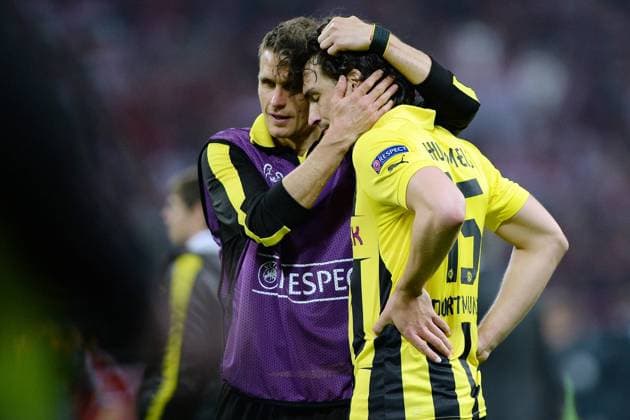 Borussia Dortmund vs. FC Bayern München --- Fussball --- Champions League --- 25.05.2013 Sebastian Kehl (Dortmund), links, tröstet Mats Hummels (Dortmund), Enttäuschung, Mimik, Gestik, halbe Figur