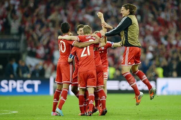 Borussia Dortmund vs. FC Bayern München --- Fussball --- Champions League --- 25.05.2013 Bayern, Schlussjubel um Bastian Schweinsteiger, geballte Fäuste, rechts springt Daniel van Buyten heran, Glück, Freude, ganze Figur, Jubeltraube