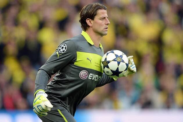 Borussia Dortmund vs. FC Bayern München --- Fussball --- Champions League --- 25.05.2013 Roman Weidenfeller (Dortmund), halbe Figur, Einzelbild, Aktion