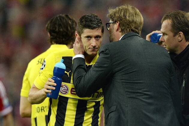Borussia Dortmund vs. FC Bayern München --- Fussball --- Champions League --- 25.05.2013 Robert Lewandowski (Dortmund), links, mit Jürgen, Jürgen Klopp (Trainer Dortmund), Umarmung, Diskussion, halbe Figur