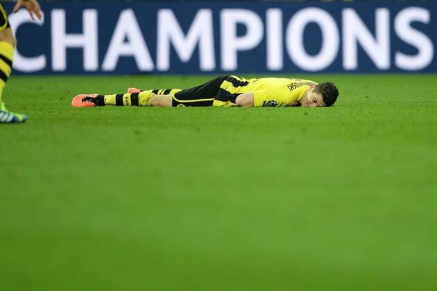 Borussia Dortmund vs. FC Bayern München --- Fussball --- Champions League --- 25.05.2013 Robert Lewandowski (Dortmund), auf dem Boden, hinter ihm eine Werbebande mit der Aufschrift Champions, Enttäuschung, Freisteller, Highlight, Einzelbild