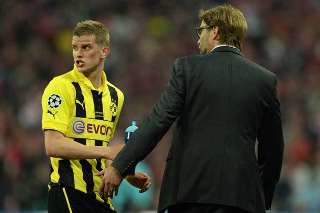 Borussia Dortmund vs. FC Bayern München --- Fussball --- Champions League --- 25.05.2013 Sven Bender (Dortmund), links, mit Jürgen, Jürgen Klopp (Trainer Dortmund), Mimik, Gestik, halbe Figur