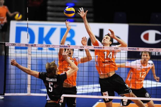 Thomas KMET ( SVK 14 Berlin Volleys ) blockt einen Schlag von Joel BRUSCHWEILER ( SWI 5 Energy Investmenst Lugano ) - Spielszene - Aktion - Querformat - quer - horizontal - Event: Berlin Recycling Volleys vs. Energy Investments Lugano - CEV DenizBank Volleyball Champions League - Saison 2013 14 - 4.Spieltag - Location: Max Schmeling Halle Berlin - Deutschland - Europa - Datum: 04.12.2013