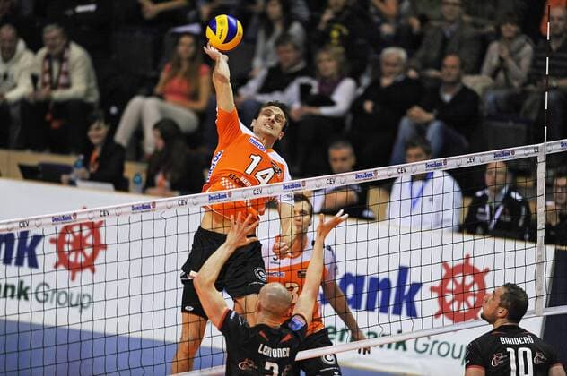 Thomas KMET ( SVK 14 Berlin Recycling Volleys ) mit einem Schmetterball - Schlag - Punktgewinn - Spielszene - Aktion - Querformat - quer - horizontal - Event: Berlin Recycling Volleys vs. Energy Investments Lugano - CEV DenizBank Volleyball Champions League - Saison 2013 14 - 4.Spieltag - Location: Max Schmeling Halle Berlin - Deutschland - Europa - Datum: 04.12.2013