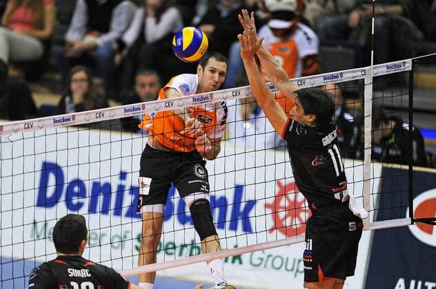 Scott Joseph TOUZINSKY ( USA 1 Berlin Recycling Volleys ) mit einem Schmetterball - Schlag - Punktgewinn - Spielszene - Aktion - Querformat - quer - horizontal - Event: Berlin Recycling Volleys vs. Energy Investments Lugano - CEV DenizBank Volleyball Champions League - Saison 2013 14 - 4.Spieltag - Location: Max Schmeling Halle Berlin - Deutschland - Europa - Datum: 04.12.2013