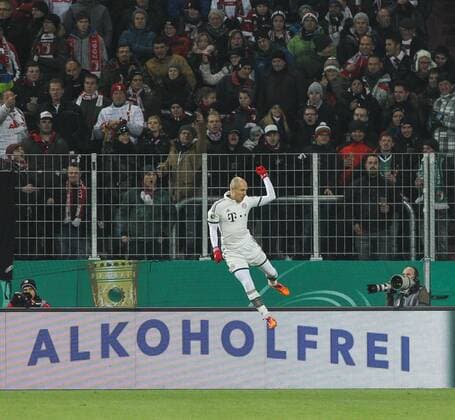 Arjen Robben (FC Bayern München) feiert sein Tor zum 0:1, Alkoholfrei , Torjubel, FC Augsburg vs. FC Bayern München, Fussball, Männer, DFB-Pokal, Achtelfinale, Saison 2013 14, 04.12.2013,