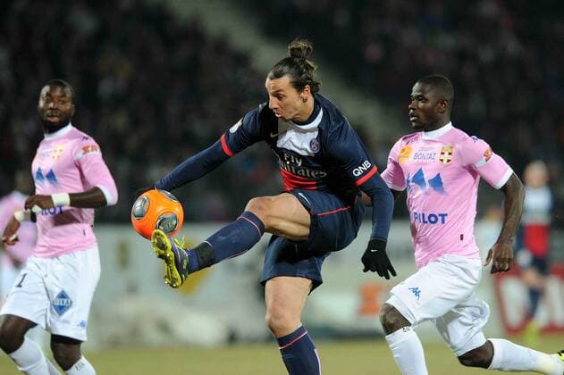 Zlatan Ibrahimovic (PSG) Jonathan Mensah (Evian) FOOTBALL : Evian Thonon Gaillard FC vs PSG Paris Saint Germain - Ligue 1 - 04 12 2013 N.LeGouic FEP Panoramic 