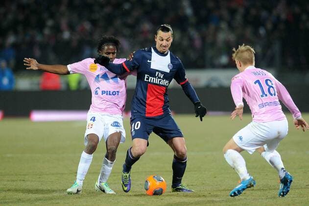 Zlatan Ibrahimovic (PSG) Eric Tie Bie (Evian) FOOTBALL : Evian Thonon Gaillard FC vs PSG Paris Saint Germain - Ligue 1 - 04 12 2013 N.LeGouic FEP Panoramic 