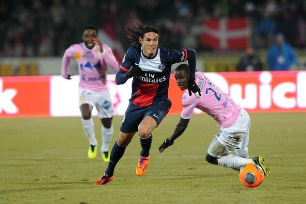 Edinson Cavani (PSG) Jonathan Mensah (Evian) FOOTBALL : Evian Thonon Gaillard FC vs PSG Paris Saint Germain - Ligue 1 - 04 12 2013 N.LeGouic FEP Panoramic 