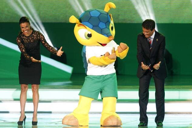 (131206) -- COSTA DO SAUIPE, Dec. 6, 2013 (Xinhua) -- Former Brazilian soccer player Jose Roberto Gama de Oliveira, also known as Bebeto (R), Brazilian soccer player Marta Vieira (L) and the mascot Fuleco (C) perform during the ceremony of the final draw for the groups and matchups of the 2014 FIFA World Cup Brazil in Costa do Sauipe, Brazil, on Dec. 6, 2013. (Xinhua AGENCIA ESTADO) BRAZIL-COSTA DO SAUIPE-WORLD CUP-DRAW 
