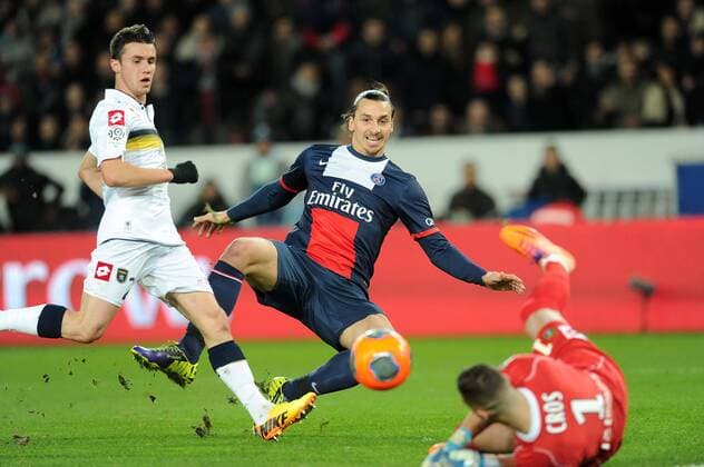 Zlatan Ibrahimovic (PSG) Sebastien Corchia - Pierrick Cros (Sochaux) FOOTBALL : PSG vs Sochaux - Ligue 1 - 07 12 2013 N.LeGouic FEP Panoramic 