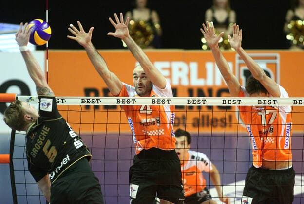 Berlin, Deutschland, 07.12.2013: Volleyball 1. DVL Bundesliga 2013 2014 - Berlin Recycling Volleys - VC Dresden. Santino Rost (Dresden 4) gegen den Block aus Aleksandar Spirovski (Berlin 4) und Srecko Lisinac (Berlin 17)