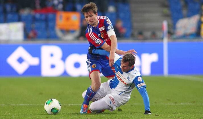 07.12.2013 St Jakob Park Basel ,SCHWEIZ, Saison 2013 2014 Herren Fussball Super League FC Basel - Grasshopper Club Zürich Valentin Stocker (li,FC Basel) gegen Izet Hajrovic (Grasshopper) ; Zweikampf , Aktion