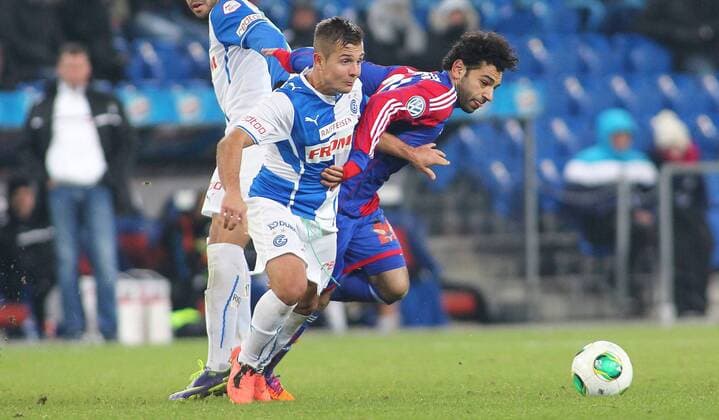 07.12.2013 St Jakob Park Basel ,SCHWEIZ, Saison 2013 2014 Herren Fussball Super League FC Basel - Grasshopper Club Zürich Mohamed Salah (re, FC Basel) gegen Amir Abrashi (Grasshopper) ; Zweikampf , Aktion