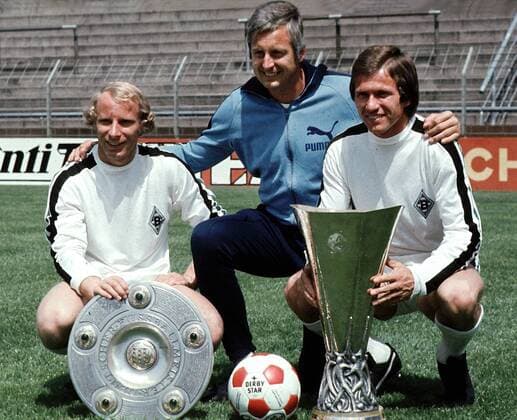 Fussball, 1. Bundesliga 1974 1975, Borussia Mönchengladbach, 13.06.1975 v.li. Berti VOGTS mit Meisterschale , Co-Trainer Karl-Heinz DRYGALSKIi und Jupp HEYNCKES mit UEFA-Cup FOTO: WEREK Pressebildagentur xxNOxMODELxRELEASExx