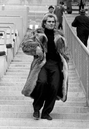 FUSSBALL 1. BUNDESLIGA SAISON 1974 1975 18. SPIELTAG FC Schalke 04 - FC Bayern München 25.01.1975 Uli Hoeness (FC Bayern München) trägt einen Pelzmantel FOTO: WEREK Pressebildagentur
