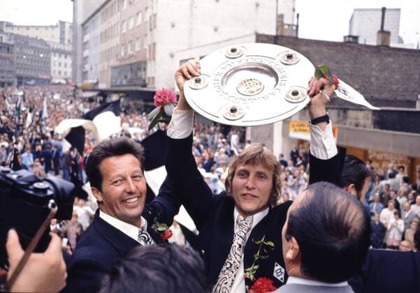 Fußball, Borussia Mönchengladbach, Deutscher Meister 1971 Fussball 1. Bundesliga Saison 1970 1971 05.06.1971 Borussia Mönchengladbach feiert die deutsche Meisterschaft: Torwart Wolfgang Kleff mit Meisterschale (Mitte) und Co Trainer Rudi Schlott (li) FOTO: WEREK Pressebildagentur xxNOxMODELxRELEASExx