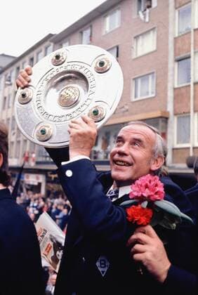 Fußball, Borussia Mönchengladbach, Deutscher Meister 1971 Fussball 1. Bundesliga Saison 1970 1971 05.06.1971 Borussia Mönchengladbach feiert die deutsche Meisterschaft: Trainer Hennes Weisweiler mit Meisterschale FOTO: WEREK Pressebildagentur xxNOxMODELxRELEASExx
