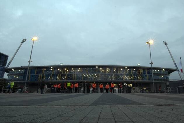 Fußball, Stadiongeschichte Eintracht Braunschweig Eintracht Braunschweig --- Fussball --- 1.Bundesliga GER --- 08.12.2013 Eintracht-Stadion Braunschweig, Ordner vorm Haupteingang, Stadionansicht, Außenansicht, allgemein, ,
