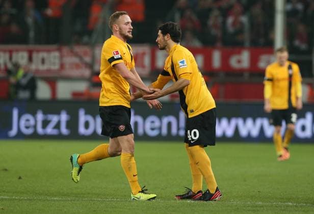 Köln, 13.12.2013, Rheinenergy Stadion, Fussball, 2.Bundesliga, 18.Spieltag , 1.FC Köln vs. SG Dynamo Dresden 3:1 (2:0) , Im Bild; Spielerwechsel bei Dynamo Dresden. Toni Leistner geht, Cristian Fiel (re.) kommt. ,
