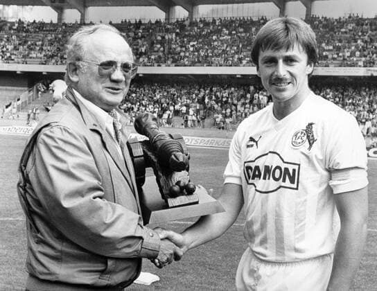 kicker Redakteur Harald Landefeld überreicht Klaus Allofs (1. FC Köln) die kicker Torjäger Kanone