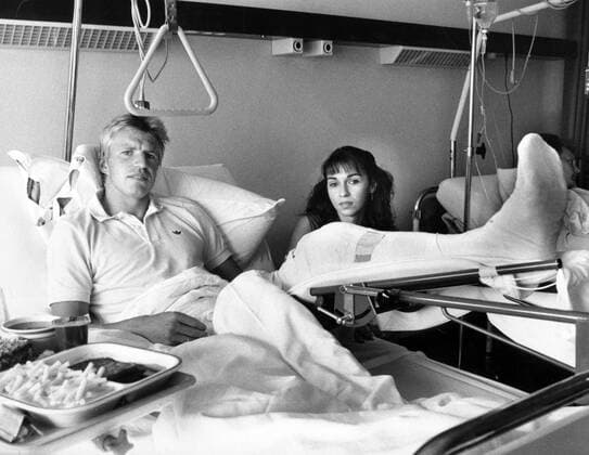 Bernd Förster (BR Deutschland VfB Stuttgart) im Krankenhaus, an seiner Seite seine Frau Carmen