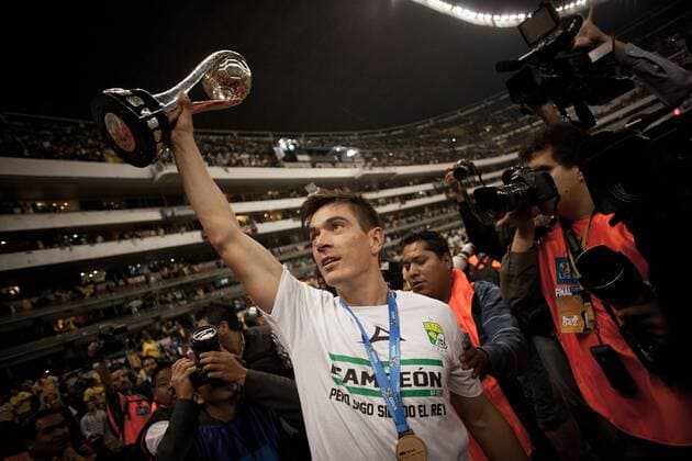 (131215) -- Mexico City, Dec 15, 2013 (Xinhua) -- Ignacio Gonzalez of Leon holds up the thropy with team mates after their team won the Mexican league championship final soccer match against America at the Azteca stadium in Mexico City on Dec. 15, 2013. (Xinhua Pedro Mera) (SP)MEXICO-MEXICO CITY-SOCCER-AMERICA VS LEON 