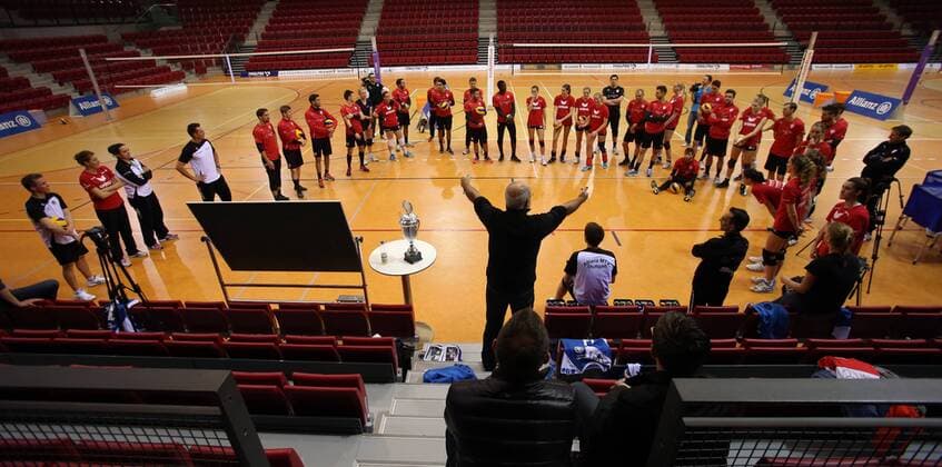 Stuttgart Fußball die VfB-Profis treffen sich mit den Volleyballerinnen der Allianz MTV Stuttgart zu einer gemeinsamen Trainingseinheit, Feature Übersicht