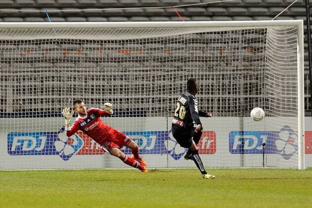 Anthony Lopes (lyon) vs Floyd Ayite (reims) FOOTBALL: Olympique Lyon vs Stade Reims - Coupe de la ligue - 18 12 2013 FredericChambert Panoramic 