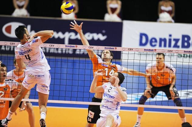 Tomas KMET ( SVK 14 Berlin Volleys ) in der Abwehr gegen einen Schlag von Sebastian SOLE ( ITA 4 Diatec Trentiono ) - Spielszene - Aktion - Querformat - quer - horizontal - Event: Berlin Recycling Volleys vs. Diatec Trentino - CEV DenizBank Volleyball Champions League - Saison 2013 14 - 6.Spieltag - Location: Max Schmeling Halle Berlin - Deutschland - Europa - Datum: 18.12.2013
