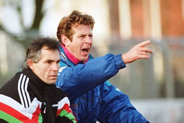 Aus 2. BL Saison 1992 1993 VfL Wolfsburg (Grün) gegen den VfL Osnabrück (Weiss) 2:0 am 05.12.1992. Im Foto: VfL WOB. Trainer Uwe Erkenbrecher re. mit Co. Dieter Winter li.