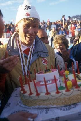 Alpine Ski WM 1987 - Riesenslalom der Herren - Weltmeister Pirmin Zurbriggen (SUI) bekommt neben dem Sieg eine Geburtstagstorte