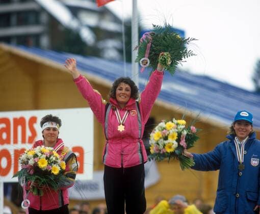 Alpine Ski WM 1987 - Siegerehrung Super G der Damen - Weltmeisterin Marina Walliser (Mitte), Michela Figini (beide SUI, li.) und Mateja Svet (YUG)