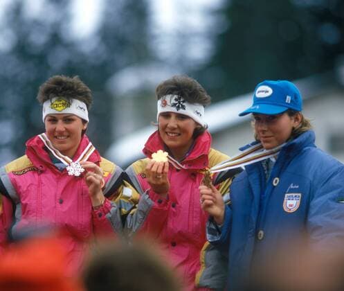 Alpine Ski WM 1987 - Siegerehrung Super G der Damen - Weltmeisterin Marina Walliser (Mitte), Michela Figini (beide SUI, li.) und Mateja Svet (YUG)