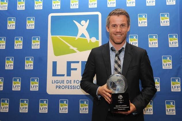 MICKAEL LANDREAU (NOUVEAU RECORDMAN DU NOMBRE DE MATCHS JOUES EN LIGUE 1) - TROPHÄE Ehrung für Torwart Landreau, er hat die meisten Spiel in der Ligue 1 absolviert FOOTBALL: Assemblee Generale de la LFP - 19 12 2013 xJeanBIBARDxFEPx 