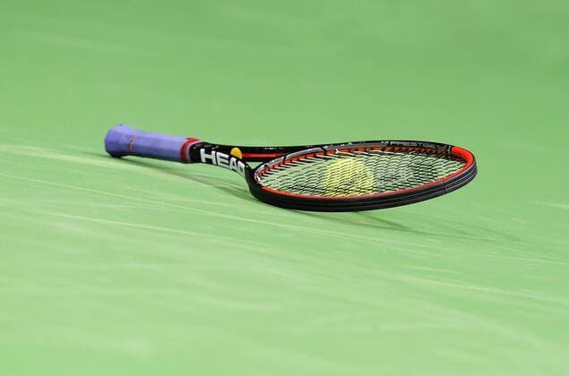 Tennisschläger liegt am Boden, Deutschland, Europa iblral03797494.jpg