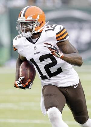 Cleveland Browns Josh Gordon runs the ball for 19 yards in the first half against the New York Jets in week 16 of the NFL American Football Herren USA season at MetLife Stadium in East Rutherford, New Jersey on December 22, 2013. UPI John Angelillo  NYP20131222105